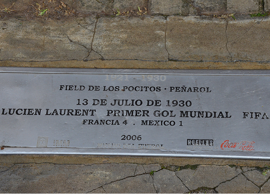 Placa conmemorativa del primer partido de un mundial de fútbol